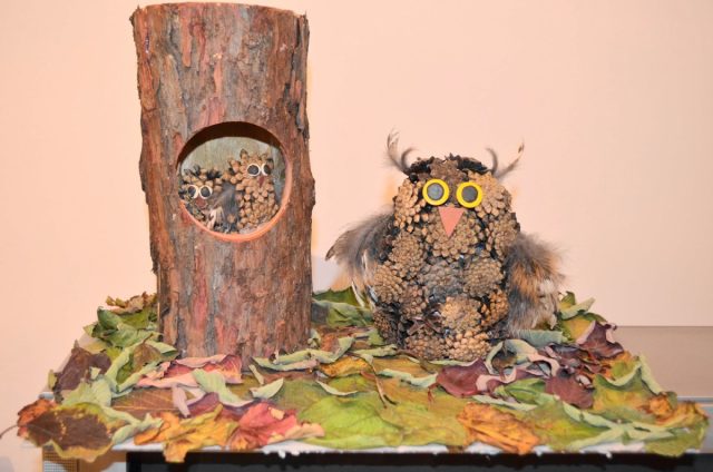Совиное семейство из шишек