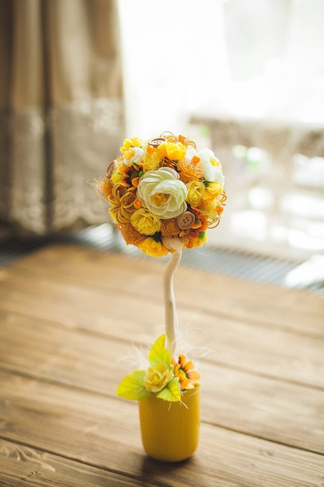 Маленький топиарий из осенних цветов 