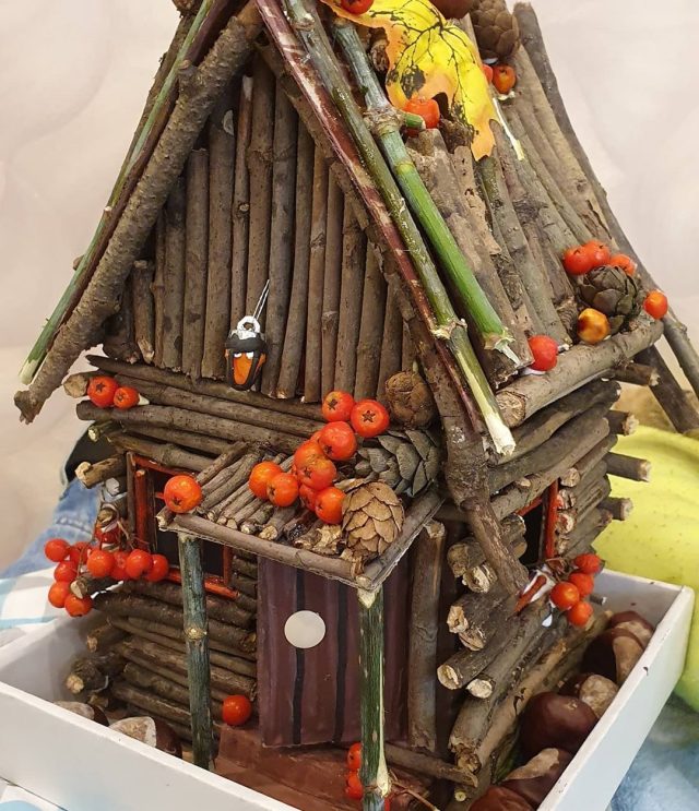 Деревянный домик с осенними украшениями