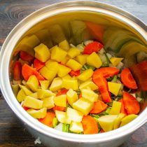 Нарезаем картофель кубиками Нарезаем картофель кубиками