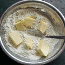 Охлажденное сливочное масло нарезаем кубиками
