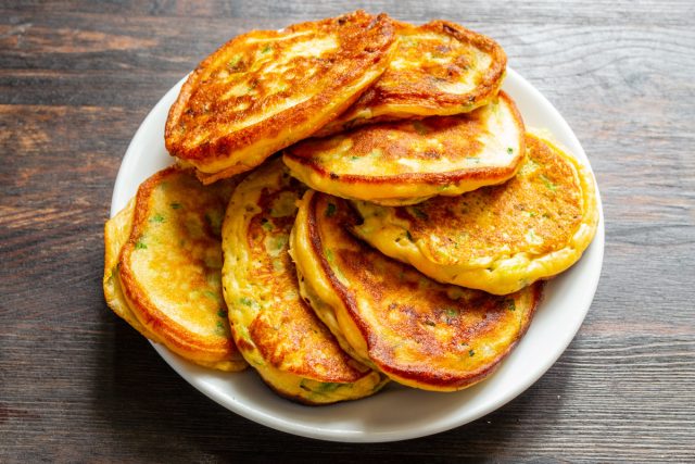 Кабачковые оладьи с чечевичной мукой подаем горячими Кабачковые оладьи с чечевичной мукой подаем горячими