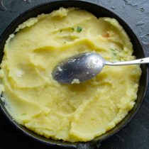 Выкладываем картофельное пюре на рыбу