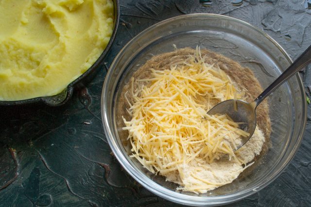 Смешиваем тертый сыр с молотыми сухарями