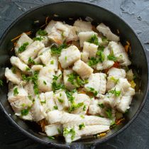 На овощи выкладываем очищенные от костей кусочки рыбы