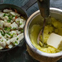 Разминаем вареную картошку толкушкой