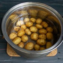 Молодой картофель заливаем кипящей водой, готовим 5 минут после закипания