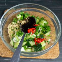 Солим по вкусу, наливаем соевый соус Солим по вкусу, наливаем соевый соус