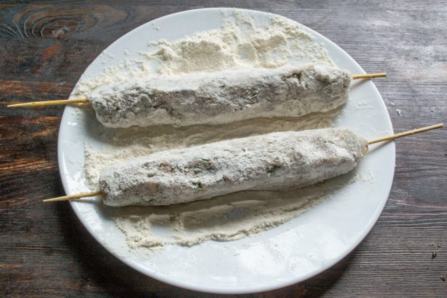 Аккуратно снимаем колбаски с доски, панируем в муке со всех сторон Аккуратно снимаем колбаски с доски, панируем в муке со всех сторон
