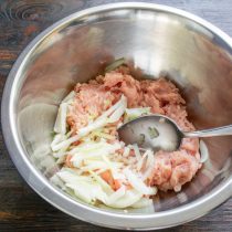 Добавляем нарезанный мелкими кубиками лук Добавляем нарезанный мелкими кубиками лук