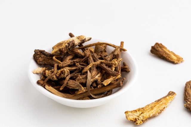 Из-за ценных эфирных масел корни дудника используются для приготовления чаев или настоек для лечения спазмов желудка и кишечника