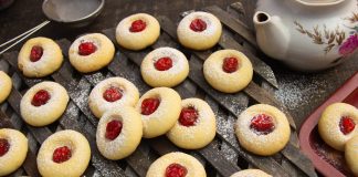 Ванильное печенье с вишней