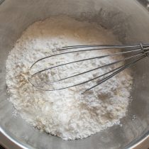 Хорошо перемешиваем сухие ингредиенты венчиком Хорошо перемешиваем сухие ингредиенты венчиком