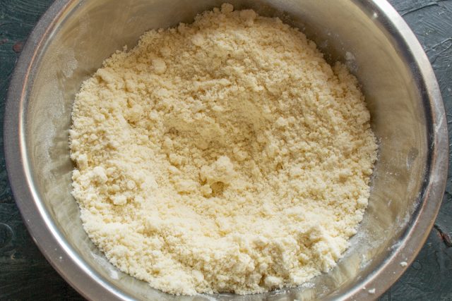 Растираем сливочное масло с сухой смесью руками Растираем сливочное масло с сухой смесью руками