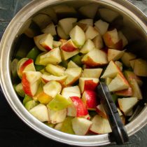 Нарезаем яблоки кусочками, подходящими по размеру к ломтиками физалиса