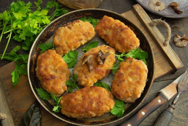 Зразы мясные в панировке с жареными опятами и луком Зразы мясные в панировке с жареными опятами и луком