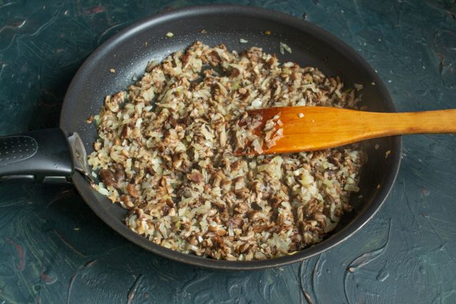 К обжаренному луку добавляем грибы, солим по вкусу К обжаренному луку добавляем грибы, солим по вкусу
