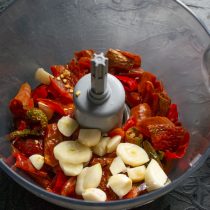 Для измельчения подойдет блендер или мясорубка Для измельчения подойдет блендер или мясорубка