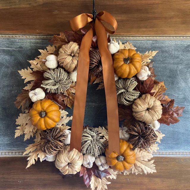 Уютный осенний венок из тыкв и засушенных листьев Уютный осенний венок из тыкв и засушенных листьев