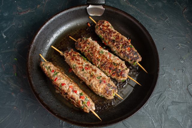 Домашние колбаски с луком и сладким перцем вкусно с кетчупом Домашние колбаски с луком и сладким перцем вкусно с кетчупом