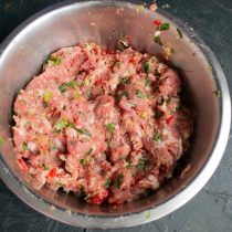 Вымешиваем фарш руками или миксером Вымешиваем фарш руками или миксером