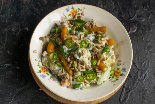 Посыпаем картофельный салат с огурцами жареными семечками и наш салатик за 15 минут готов Посыпаем картофельный салат с огурцами жареными семечками и наш салатик за 15 минут готов