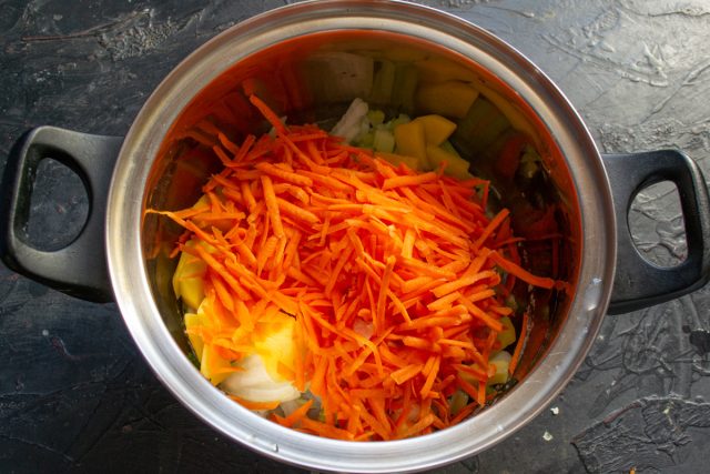 Добавляем тёртую морковку к остальным ингредиентам