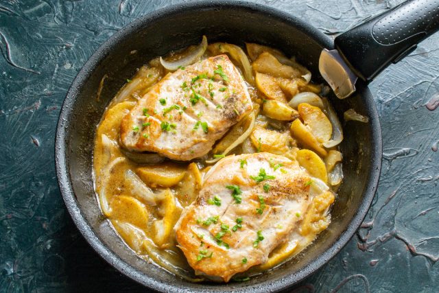 Готовое блюдо посыпаем мелко нарезанной петрушкой, перчим по вкусу Готовое блюдо посыпаем мелко нарезанной петрушкой, перчим по вкусу