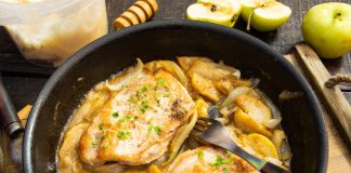 Куриное филе с яблоками в медово-горчичном соусе