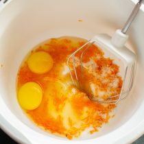 Разбиваем куриные яйца. Добавляем тёртую цедру апельсина Разбиваем куриные яйца. Добавляем тёртую цедру апельсина