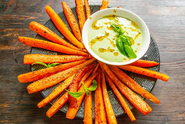 Выкладываем жареную морковь на тарелку веером. Приятного аппетита и веселой вам вечеринки!
