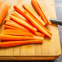 Очищенную морковь нарезаем длинными узкими ломтиками толщиной около сантиметра