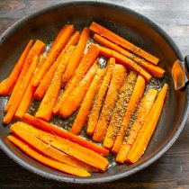 Обжариваем морковь на небольшом огне 10 минут