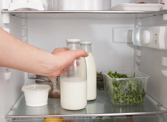 Парное молоко сразу после дойки должно быть помещено в холодное место в плотно закрытой ёмкости