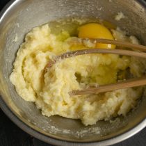 Разбиваем в миску куриные яйца