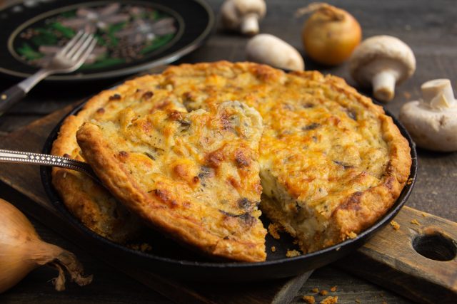 Пирог с шампиньонами и сыром Пирог с шампиньонами и сыром