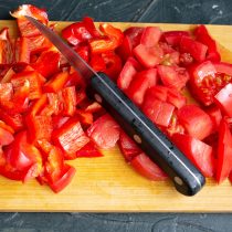 Сладкие красные перцы режем кубиками соразмерно помидорам