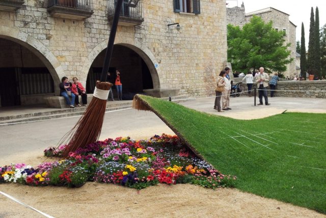 Цветник под «ковром» из газона - заявка на настоящий арт-объект