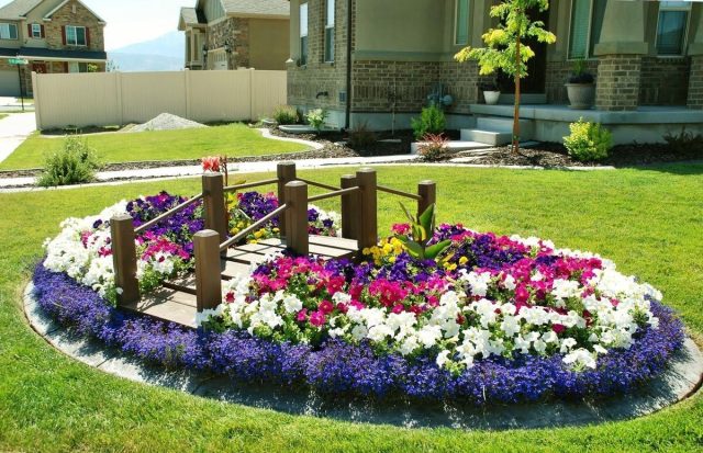 Клумба с мостиком