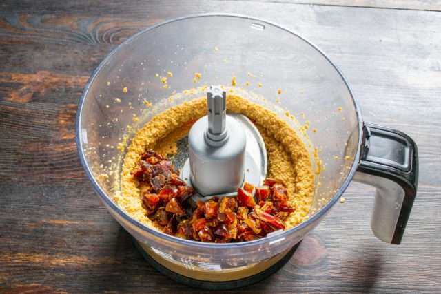 Нарезаем финики мелко, добавляем к арахису