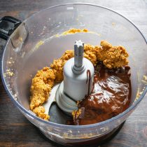 Добавляем растопленный с медом шоколад