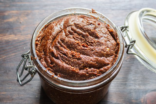 Перекладываем пасту в сухую стеклянную банку с герметично прилегающей крышкой