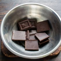 Плитку горького шоколада ломаем на небольшие кусочки