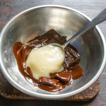 Растапливаем шоколад с медом