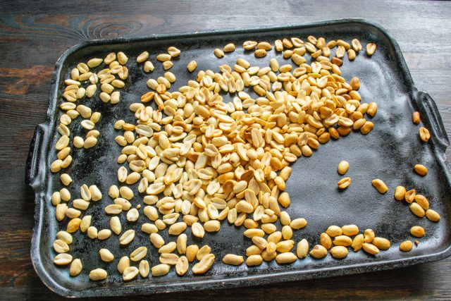 Поджариваем арахис до светло-золотистого цвета, примерно 7-8 минут