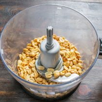 Высыпаем поджаренные орехи в блендер