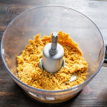 Измельчаем арахис примерно 5 минут