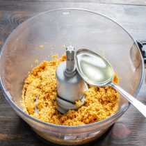 Добавляем к арахисовой пасте рафинированное растительное масло без запаха