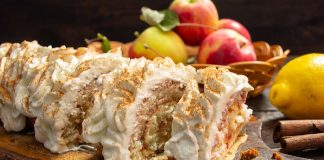Бисквитный рулет с лимоном и яблоками