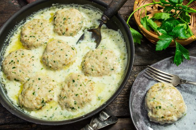 Детские куриные котлеты в молочном соусе Детские куриные котлеты в молочном соусе